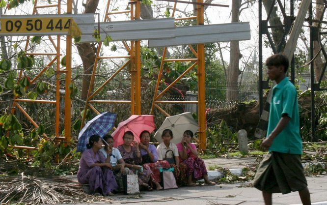 VN: Ongeveer een miljoen mensen in Myanmar (Birma) zijn dakloos geraakt door de verwoestende cycloon die zaterdag het land aandeed. Foto EPA