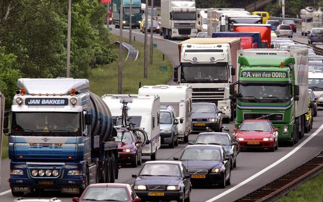 DEN HAAG – Vakantiegangers die met de auto richting het zuiden gaan, kwamen zaterdagochtend vroeg al in de diverse files terecht. Foto ANP