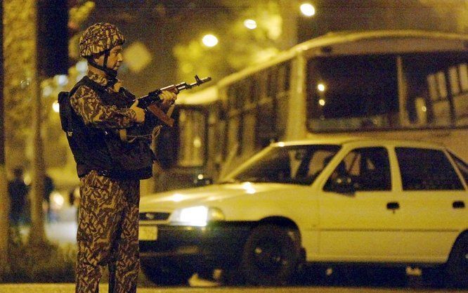 Een politieman in Oezbekistan bewaakt een straat in Tashkent. Foto EPA