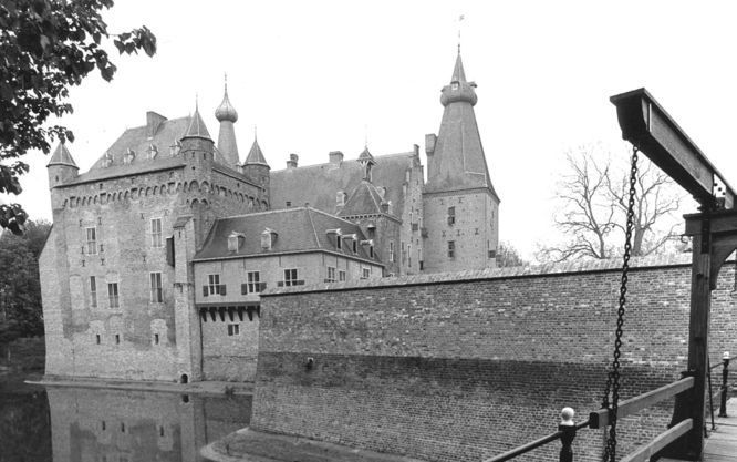 GARDEREN – In Garderen zijn vanaf 25 april tien zandsculpturen van Veluwse kastelen en landhuizen te bezichtigen. Onder andere kasteel Doorwerth. Foto ANP