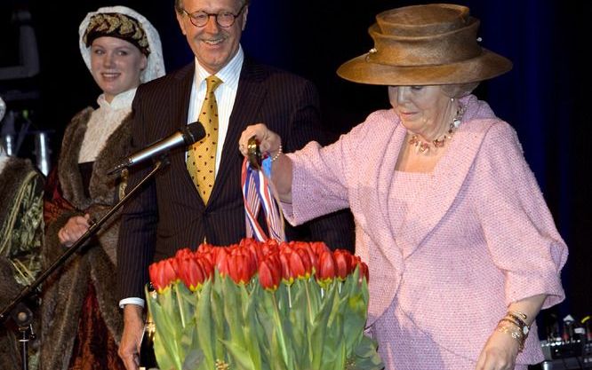 LISSE – Met de doop van de nieuwe tulp Spring Garden opende koningin Beatrix woensdag de zestigste editie van de Keukenhof in Lisse. In het jubileumjaar staat de bloemententoonstelling geheel in het teken van ’USA, New Amsterdam: New York, 400’. Foto ANP