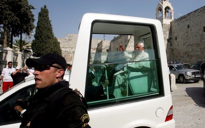 BETHLEHEM – Paus Benedictus XVI heeft woensdag scherpe kritiek geuit op de scheidingsmuur die Israël heeft gebouwd op de grens met de Westelijke Jordaanoever. Het bouwwerk is een „bittere herinnering aan de impasse tussen Israëli’s en Palestijnen”, zei de