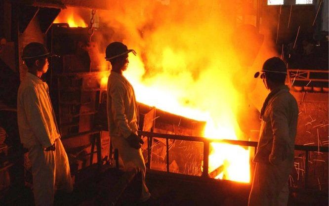 Noord-Korea stookt het warm. Op de foto een staalfabriek in Pyongyang. foto EPA