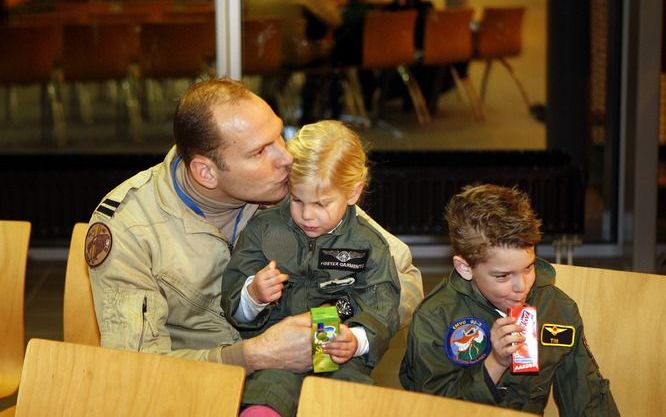 Een militair neemt op de Vliegbasis Eindhoven afscheid van zijn kinderen. De achtste staf van de Task Force Uruzgan vertrok vandaag naar Afghanistan voor een missie van zes maanden. Foto ANP