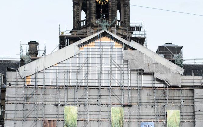 Actievoerders van Milieudefensie beklommen begin april het Paleis op de Dam in Amsterdam en rolden spandoeken uit. De organisatie protesteerde tegen het inkopen van ‘fout hout’ door de rijksoverheid. Foto ANP