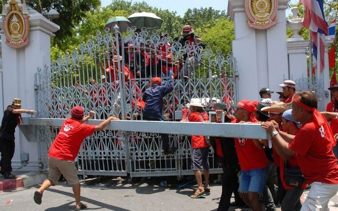 BANGKOK – De Thaise autoriteiten hebben donderdag arrestatiebevelen uitgevaardigd tegen zeven kopstukken van de antiregeringsdemonstranten, die al bijna een maand in groten getale protesteren in Bangkok. Het is een van de eerste maatregelen die premier Ab