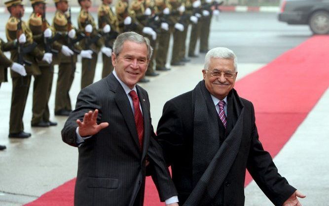 President Bush is donderdag gearriveerd in Ramallah. Rechts de Palestijnse president Abbas. Foto EPA