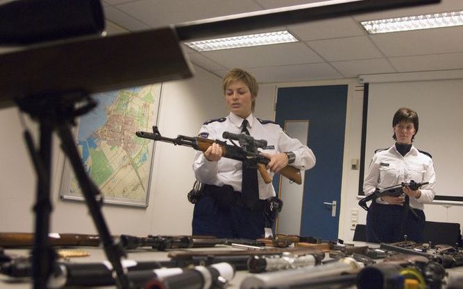 LELYSTAD – Op het politiebureau in Lelystad ligt een wapenvondst uitgestald. De politie kwam de partij wapens vrijdag in een woning aan de Klip in Lelystad op het spoor. - Foto ANP