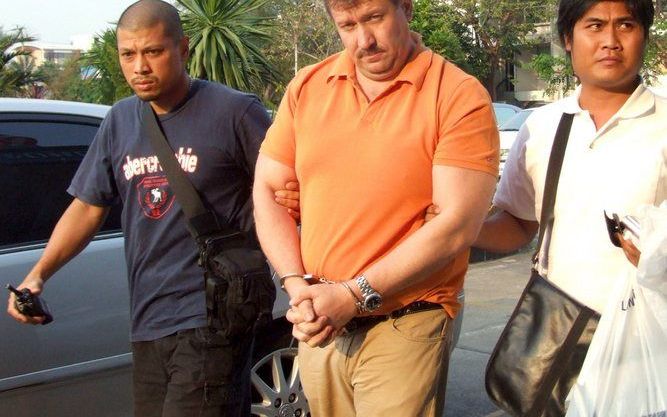 BANGKOK – De Rus Viktor Bout, die wordt gezien als een van de grootste illegale wapenhandelaren ter wereld, is opgepakt in Thailand. De Verenigde Staten willen hem berechten en gaan Bangkok vragen de man uit te leveren. De Amerikaanse justitie klaagde hem