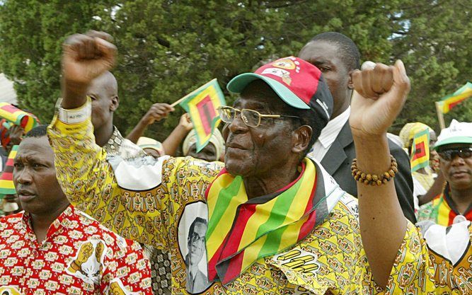 HARARE – De Zimbabwaanse president Robert Mugabe tijdens een campagnebijeenkomst op 5 maart in Harare. Foto EPA