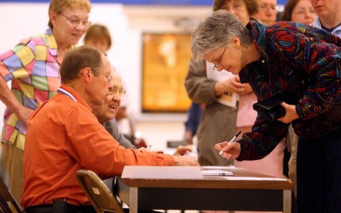 De eerste kiezers registreren zich bij een stembureau in Indianapolis. Foto EPA