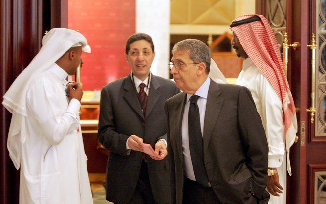 DOHA – De Libanese regering en de sjiitische beweging Hezobllah voeren in Qatar besprekingen. Foto: enkele onderhandelaars zaterdag in Doha. Foto EPA