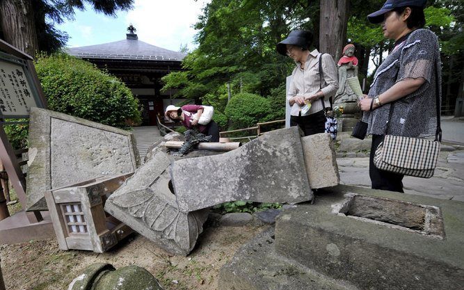 KURIHARA - Het dodental van de aardbeving die Japan zaterdagochtend trof, is zondag opgelopen tot ten minste negen. Meer dan tien mensen worden nog vermist. De jongste slachtoffers vielen in een kuuroord dat door een aardverschuiving werd vernield. Meerde