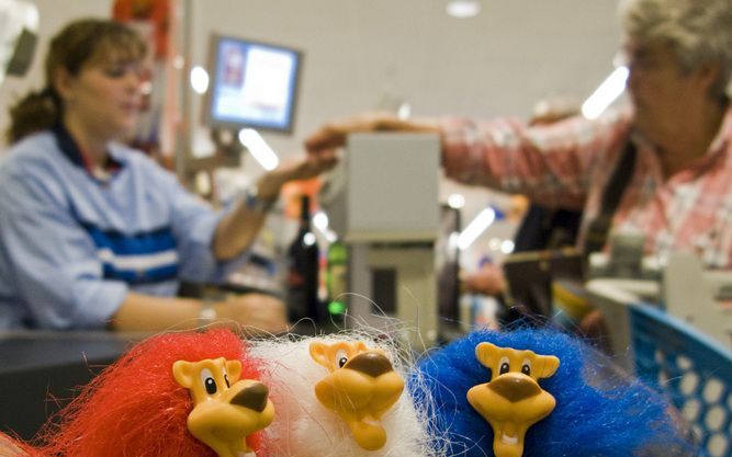 ZOETERMEER - EK-mascottes bij een filiaal van Albert Heijn in Zoetermeer. Het aanhoudende succes van het Nederlandse voetbalelftal heeft supermarkten geen windeieren gelegd. In de afgelopen drie weken is de zogeheten Oranjebonus opgelopen tot 20 miljoen e