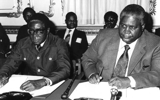 Robert Mugabe (l.) met Joshua Nkomo (r.) tijdens de onderhandelingen met de regering van Ian Smith in 1979 in Londen. Foto ANP