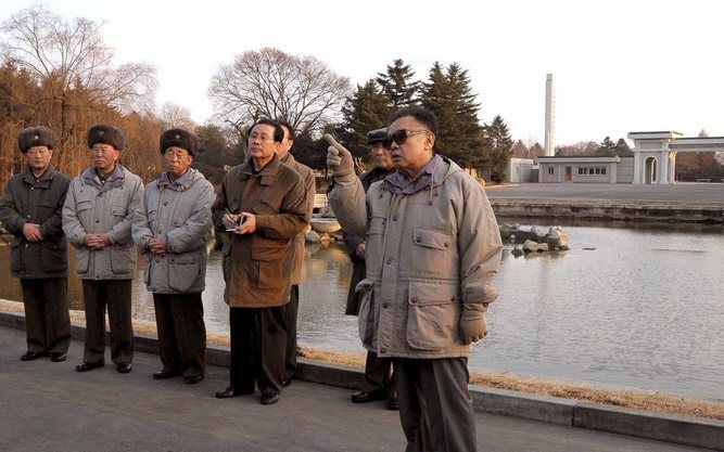 Een dinsdag door de Noord-Koreaanse Nieuwdienst vrijgegeven foto van de Noord-Koreaanse leider Kim Jong Il tijdens een inspectie van de Grote Dierentuin in Pyongyang. Het is onbekend wanneer de foto is gemaakt. Foto EPA.