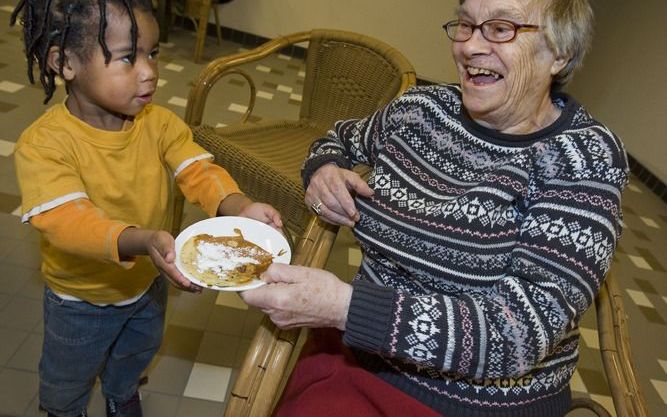 Verpleeg– en verzorgingshuizen mogen hun bewoners pas extraatjes bieden als de zorg die ze leveren op orde is. Dat zei staatssecretaris Bussemaker (Volksgezondheid) dinsdag in de Tweede Kamer. Ze gaat de ouderenzorg hier nog eens op wijzen, maar wil dit n