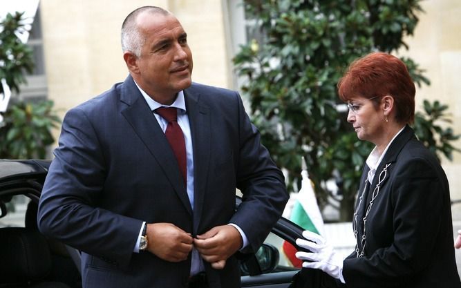 SOFIA - De Bulgaarse premier Boiko Borisov blijft vooralsnog achter zijn omstreden kandidaat-eurocommissaris Rumiana Jeleva staan. Zij is in opspraak gekomen omdat ze financiële belangen zou hebben verzwegen. Foto EPA