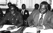 Robert Mugabe (l.) met Joshua Nkomo (r.) tijdens de onderhandelingen met de regering van Ian Smith in 1979 in Londen. Foto ANP