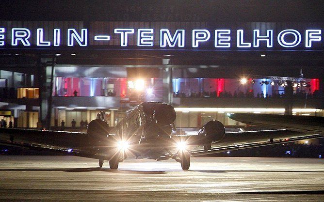 BERLIJN - Vanaf de Berlijnse luchthaven Tempelhof is donderdag de laatste vlucht opgestegen. Het vliegveld is nu officieel gesloten. Foto EPA