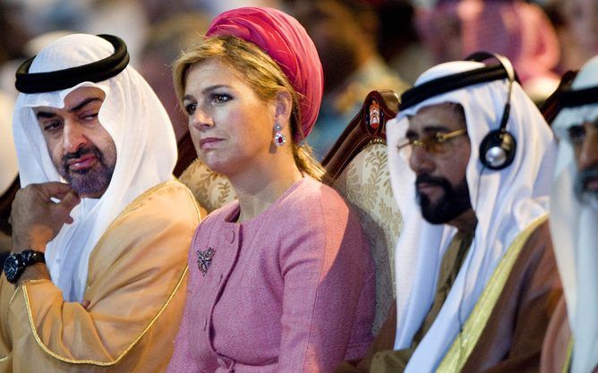 Prinses Maxima luistert samen met de Sjeik Khalifa bin Zayed Al Nahyan, emir van Abu Dhabi naar de openingstoespraak van Prins Willem-Alexander van de World Future Energy Summit (WFES). Foto's ANP