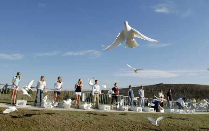 DENVER - Bij de herdenking in 2007 worden duiven losgelaten ter nagedachtenis aan de overledenen. Foto EPA