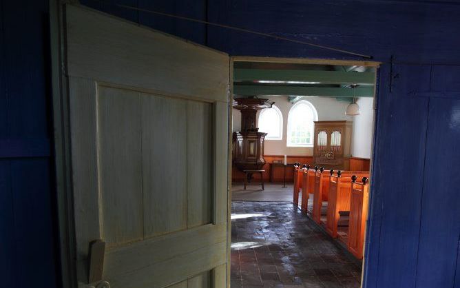 Doopsgezinden hebben eeuwenlang in kleine kerkjes bijeenkomsten gehouden. Foto: de ingang van de schuurkerk in het Groningse Zijldijk, gebouwd in 1772. Foto Anja Cronenberg