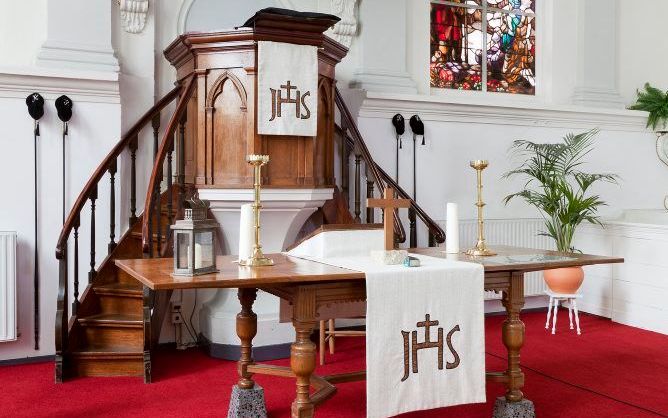 In de lutherse kerk in Kampen staat een preekstoel met een zwaan boven op het klankbord. De zwaan is een van de bekendste symbolen van het luthers geloof. Foto Rijksdienst voor het Cultureel Erfgoed