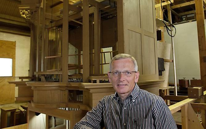 Frits Elshout bij de kas van het orgel voor de Katharinenkerk in Hamburg. Hij werkt dit jaar vier decennia bij Flentrop Orgelbouw. Tegenwoordig als algemeen directeur. Foto RD, anton Dommerholt.