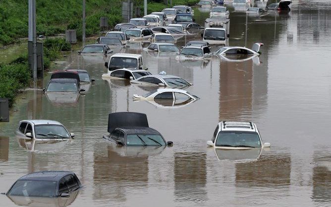 Een ondergelopen weg in Seoul. Foto EPA