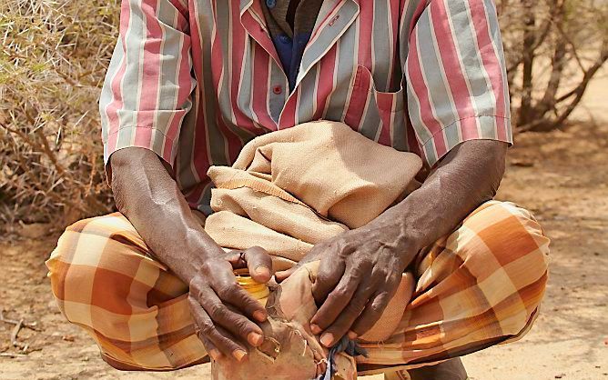 LEBOI – De 60-jarige Nur Aden Sadik kwam vorige week vanuit Somalië na zestien dagen lopen aan in Kenia. Foto Jaco Klamer