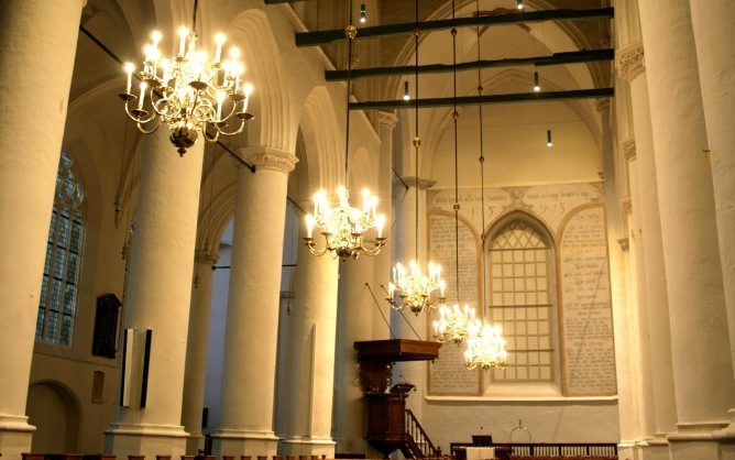 Lichtarchitect Hendrik Jan Vermeulen adviseerde het kerkbestuur van de Grote Kerk in Wijk bij Duurstede over een nieuwe verlichtingsplan. Foto Vermeulen Lichtarchitectuur/Doortje Schuthof-Vermeulen