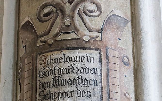 De Apostolische Geloofsbelijdenis, geschilderd op pilaren in de Martinikerk in Doesburg. Foto RD, Henk Visscher