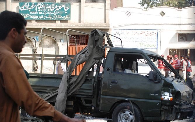 LAHORE – Het dodental door twee zelfmoordaanslagen van vrijdag in de Pakistaanse stad Lahore is tot 45 opgelopen. Circa honderd mensen zijn gewond geraakt. Dat heeft de Pakistaanse politie laten weten. Later op de dag vond een derde explosie plaats, waarb