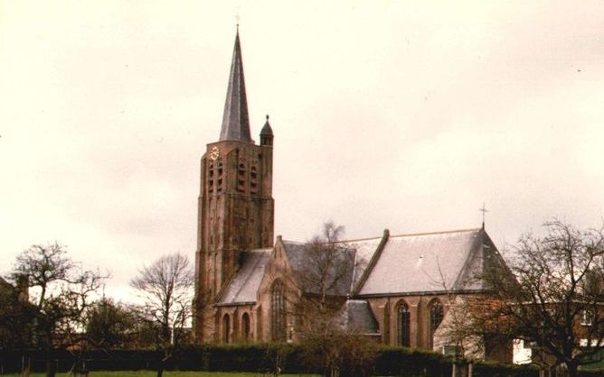 De Mariakerk te Nisse, waarin de plaatselijke protestantse gemeente kerkt, wordt onder handen genomen. Zowel de toren als het schip ondergaat een restauratie. De kerk dateert uit de vijftiende eeuw. Foto RD