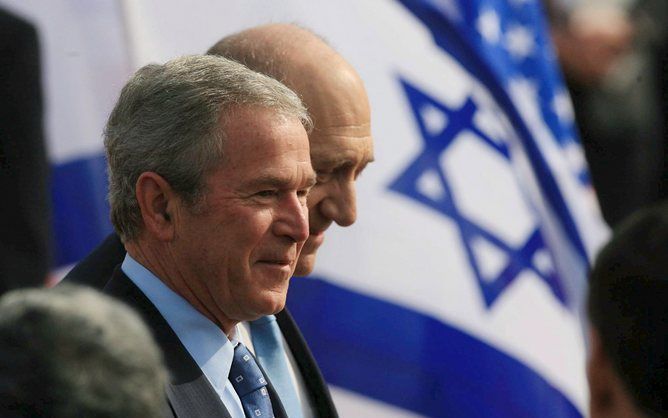 De Amerikaanse president Bush is gisteren aan een rondreis door het Midden Oosten begonnen. Het is zeer onzeker of zijn inspanningen in de roerige regio tot een doorbraak in het vredesproces tussen Israël en de Palestijnen zullen leiden.&#61559;Foto EPA