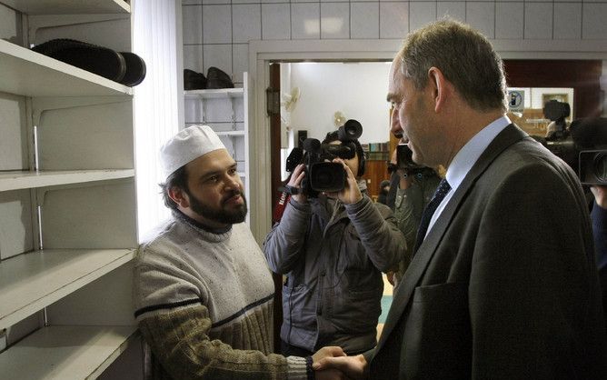 AMSTERDAM - Burgemeester Cohen van Amsterdam bezocht vorige week vrijdag de El Ouma Moskee in Amsterdam. Later op de ochtend wordt hier een reactie gegeven door het Landelijk beraad Marokkanen naar aanleiding van Fitna, de film van Geert Wilders. Foto ANP