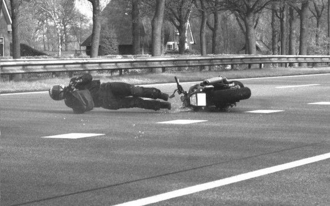 Een 50-jarige motorrijder uit Amstelveen kneep bij het zien van de radarcontrole vol in zijn voorrem en kwam daarbij ten val en gleed langs de camera. De man hield aan zijn schuiver slechts een gebroken pols en een beschadigde hand over