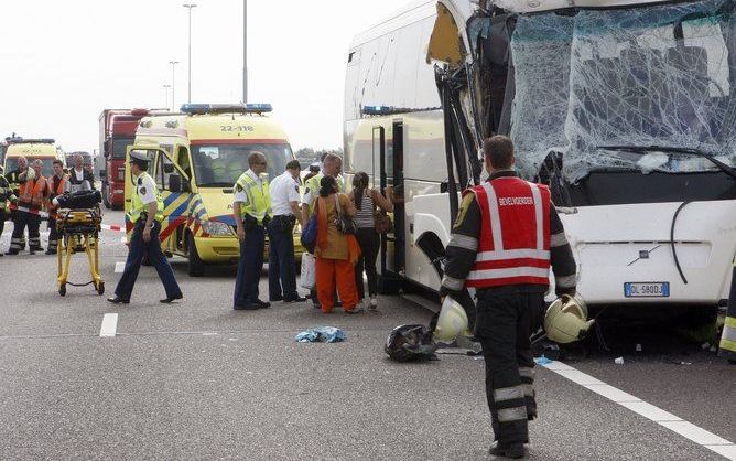 EINDHOVEN - Bij een aanrijding tussen een vrachtwagen en een volle touringcar op de A67 bij Eindhoven is maandagochtend een persoon om het leven gekomen. Foto ANP