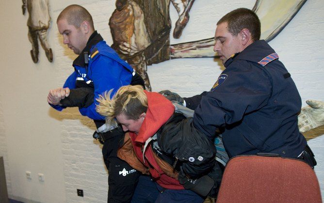 Ongeveer twintig leden van de Anarchistische Anti-deportatie Groep Utrecht (AAGU) voeren donderdagavond actie in de raadszaal van het gemeentehuis van Soest. Foto ANP