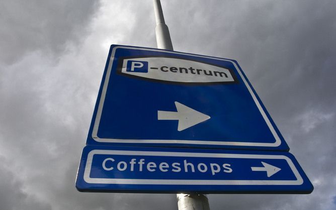 TERNEUZEN - In de gemeente Terneuzen zijn wegwijzers geplaatst naar een van de grootste trekpleisters van de regio, namelijk de plaatselijke coffeeshop. Meer dan 2000 bezoekers komen dagelijks naar deze coffeeshop. ANP PHOTO