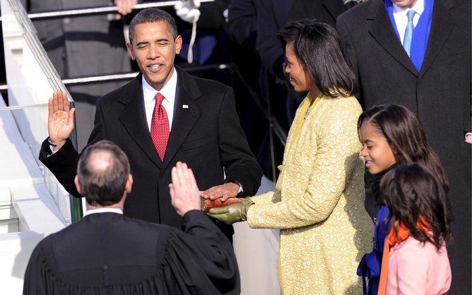 WASHINGTON - President Obama legt de eed af met de hand op de Bijbel die ook werd gebruikt bij de beëdiging van president Lincoln. Foto EPA