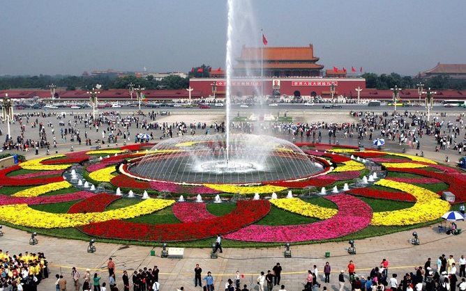 PEKING – Een 13–jarige Chinese jongen heeft zondagochtend een grote chaos veroorzaakt door met een bus te joyriden door het centrum van Peking. Foto EPA