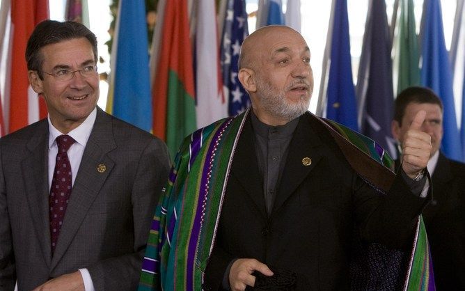 DEN HAAG - De Afghaanse president Karzai en de gastheer van de Afghanistan top, minister Verhagen van buitenlandse zaken. Foto ANP