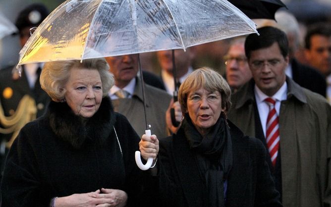 AMSTERDAM - Koningin Beatrix loopt met Els Swaab (M) van het 4 en 5 Mei Comite en premier Balkenende naar het ponton voor het 5 Mei concert bij Theater Carre in Amsterdam. Met het concert op een podium op de Amstel wordt Bevrijdingsdag traditiegetrouw afg