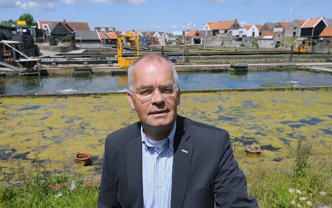 YERSEKE – Wethouder De Kunder bij de oesterputten in Yerseke. De gemeente Reimerswaal werkt aan plannen om de afhankelijkheid die de economie ondervindt van de schelpdiersector, te verminderen. „Naar vier projecten wordt een haalbaarheidsonderzoek gedaan”