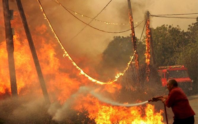 Bosbranden bedreigen de buitenwijken van de Griekse hoofdstad Athene. Foto: Bosbranden in Griekenland in 2007. Foto EPA