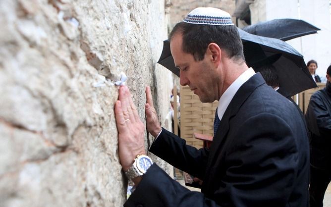 Burgemeester Nir Barkat van Jeruzalem bij de Klaagmuur. Foto EPA