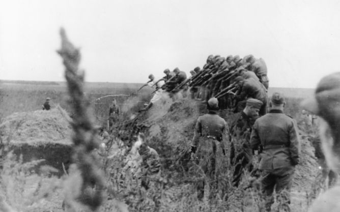 Een Einsatzkommando fusilleert een groep Joden. - Foto USHMM/IWM