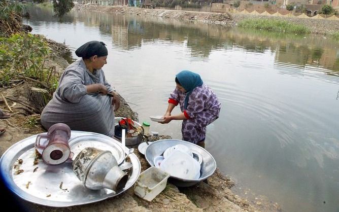 Egyptische vrouwen aan de afwas in de Nijldelta. Mensen die in de delta's van rivieren wonen, lopen risico overspoeld te worden. Foto EPA